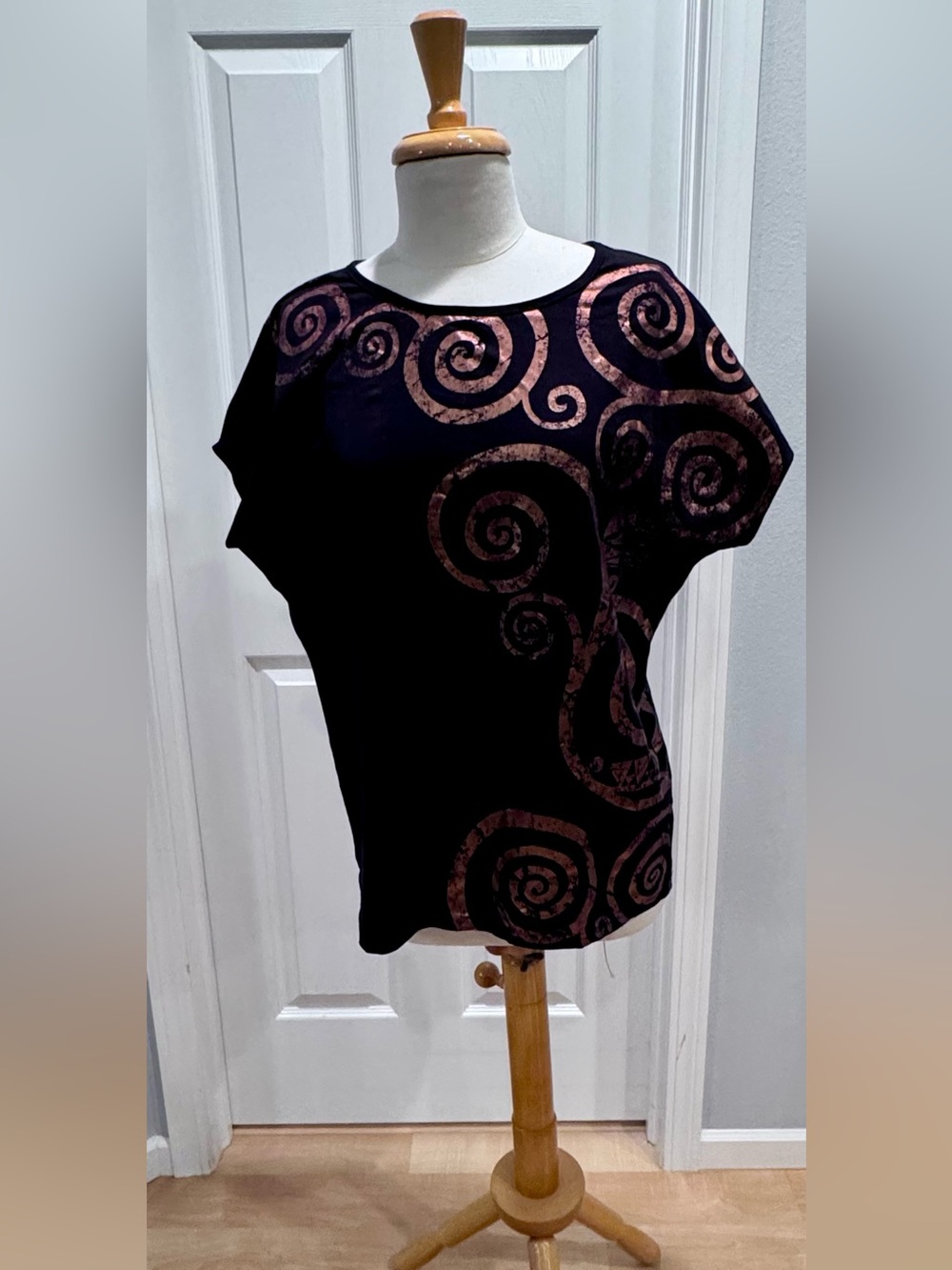 Gustav Klimt-inspired black tee with copper swirls (XL) - Picture 10 of 11
